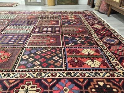 Large Handwoven Persian Wool Rug, Bakhtiari, 6'10" x 10'4"