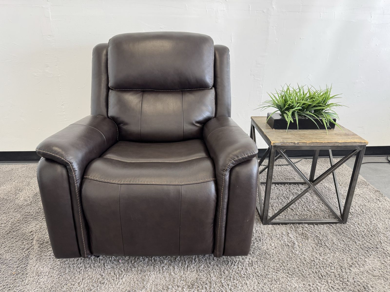 COSTCO LEATHER ROCKING POWER RECLINER CHAIR 