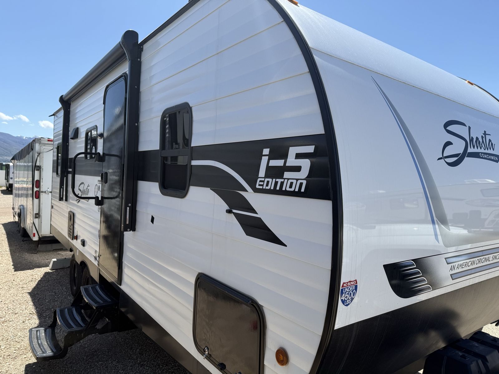 2025 Shasta 521CK I-5 edition travel trailer FOR RENT!!!