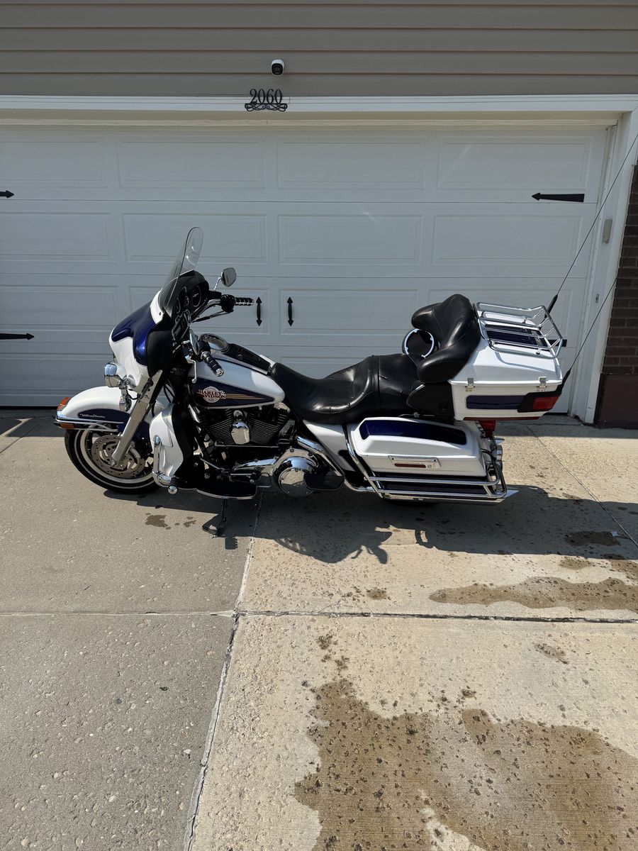 2007 Harley-Davidson Electra Glide Ultra Classic Touring Motorcycle - White & Blue