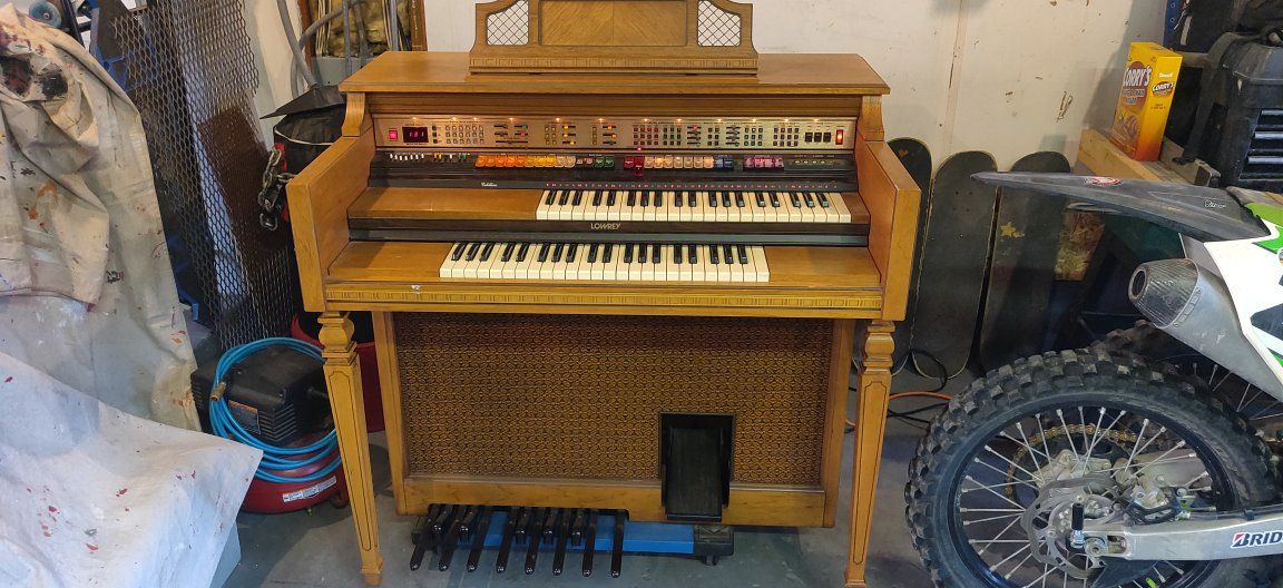 Lowery Catillion organ
