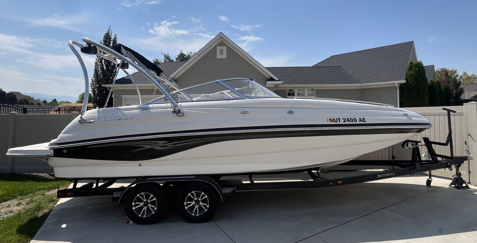 2005 Reinell 24 ft Bowrider Ski Boat with Wakeboard Tower