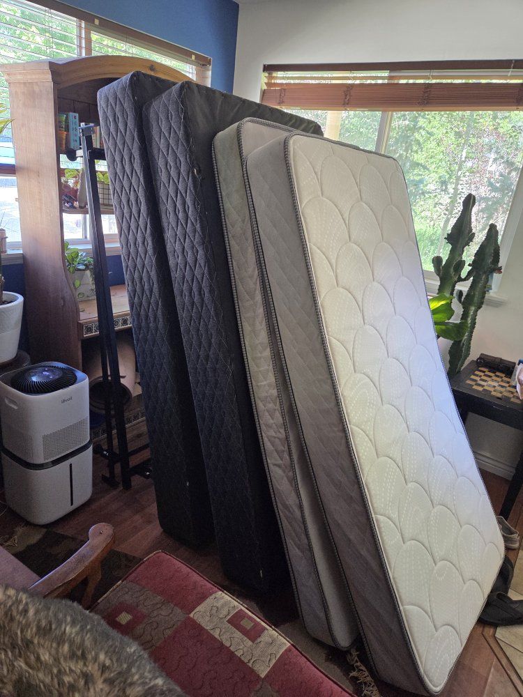 Twin Size Mattress and Box Spring Set - Like New Condition