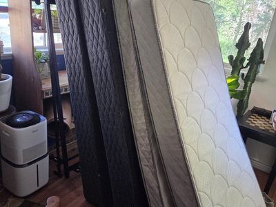 Twin Size Mattress and Box Spring Set - Like New Condition