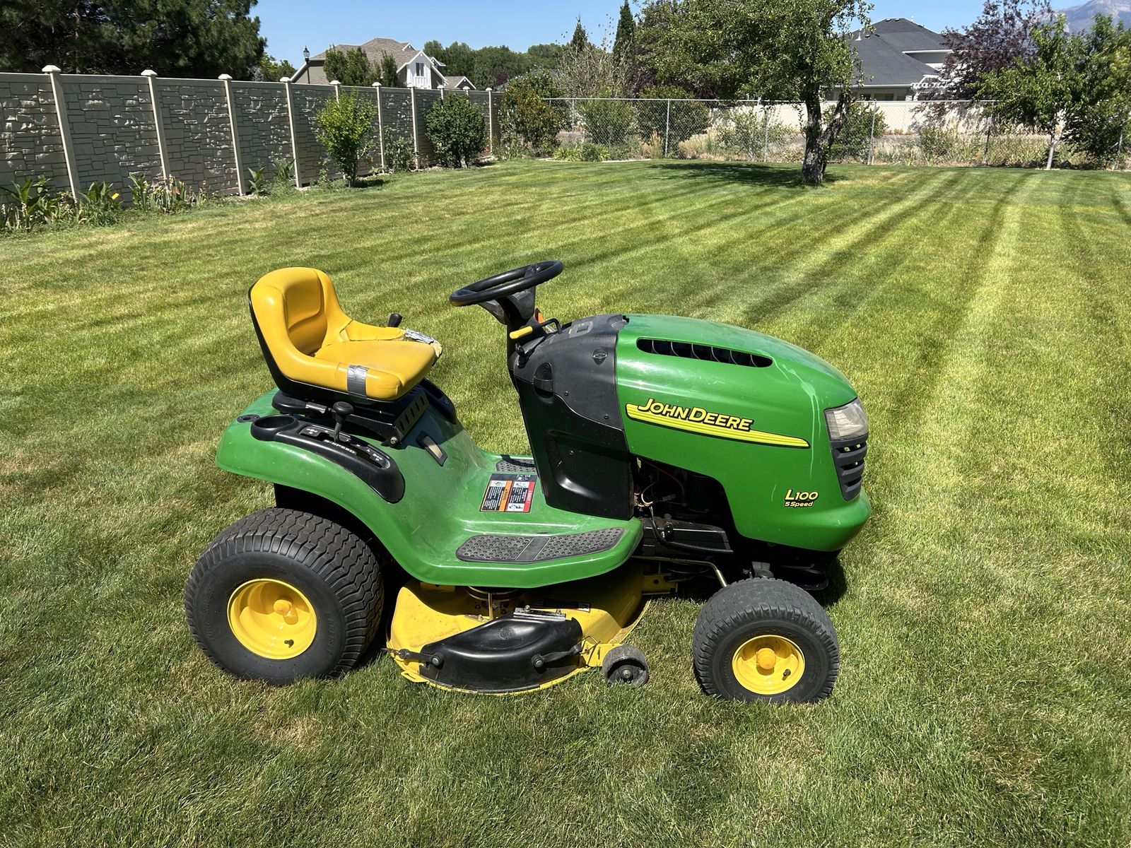 John Deere Riding Lawn Tractor L100