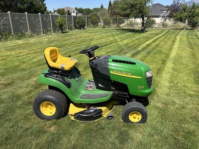 John Deere Riding Lawn Tractor L100