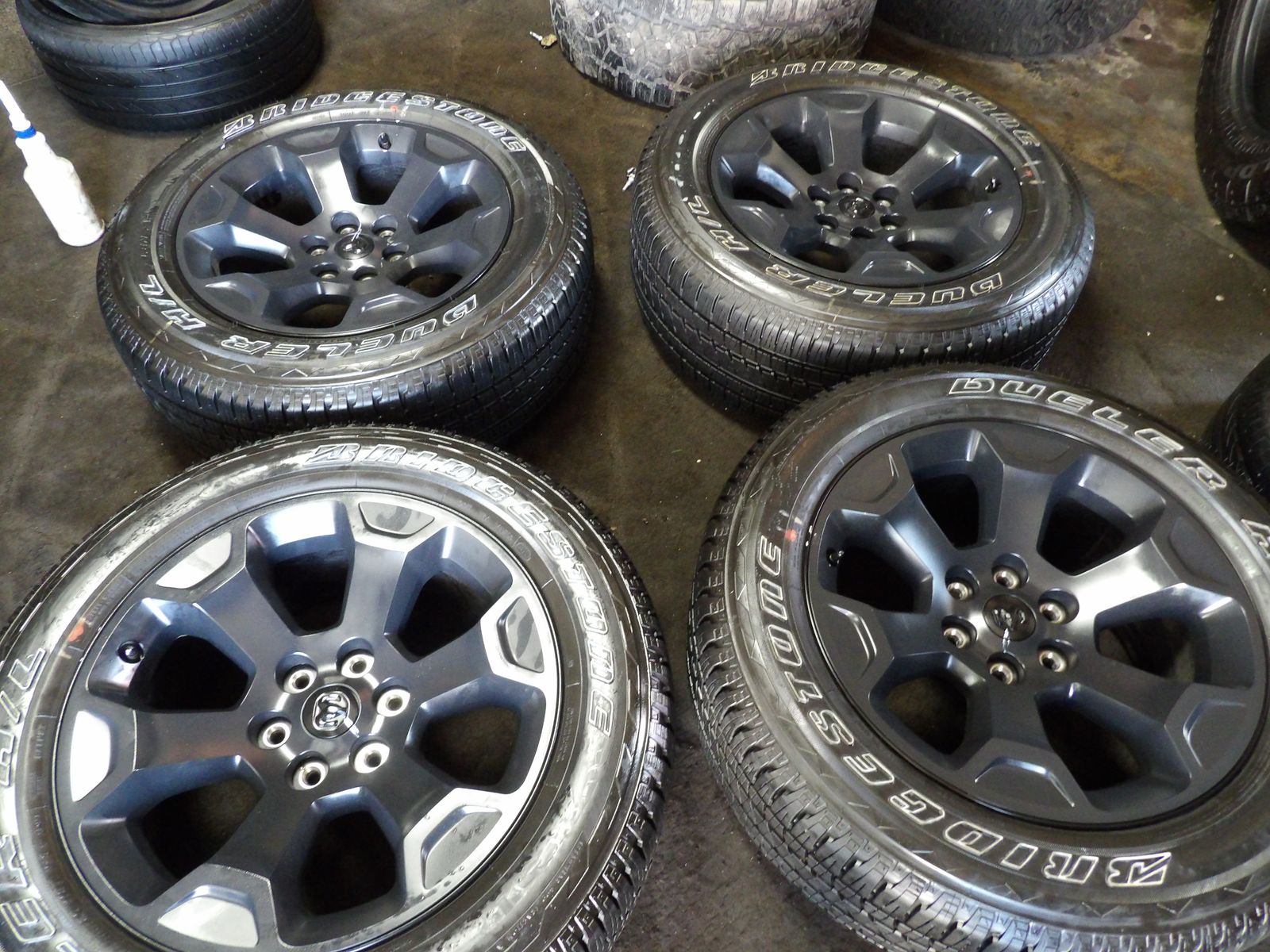 SET OF TAKE OFFS 2026 RAM 1500 WHEELS 20" INCH 6X5.5= 6X139 AND TIRES 275/55R20 BRIDGESTONE DUELER H/L LIKE BRAND NEW 