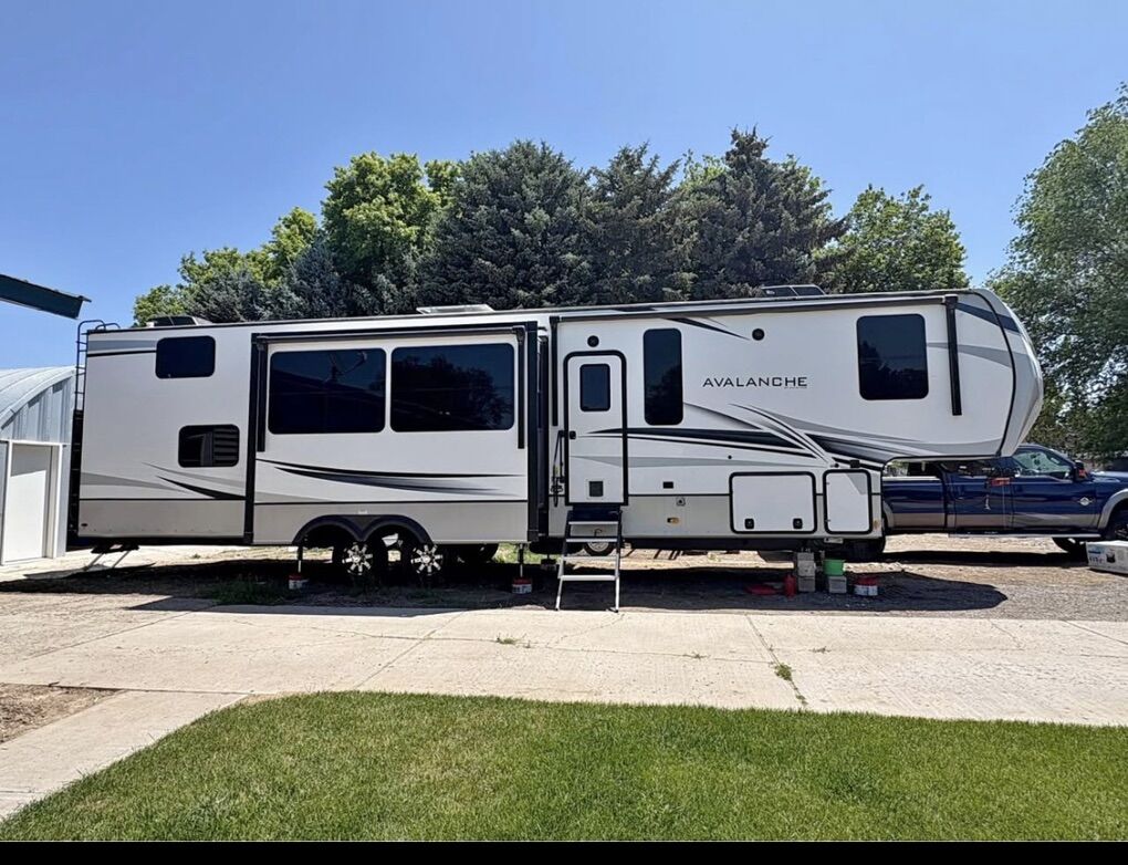 2022 Keystone Avalanche 390D