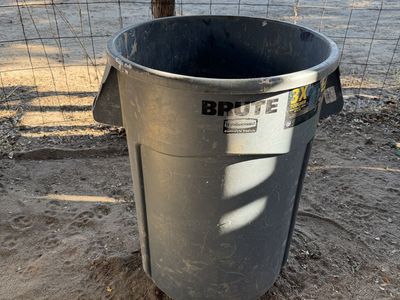 Rubbermaid BRUTE 44-Gallon Commercial Trash Can