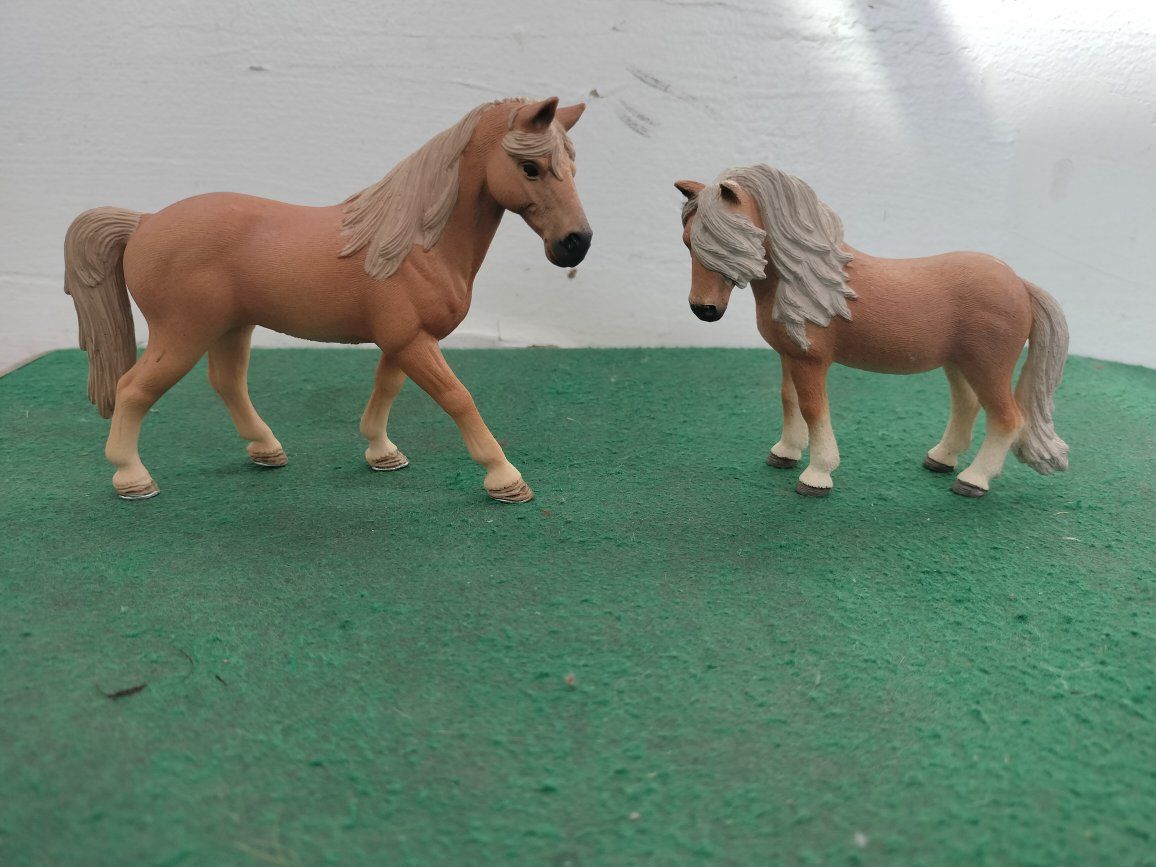 Schleich Mares, lot of 2