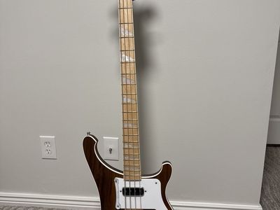 Rickenbacker 4003 walnut.