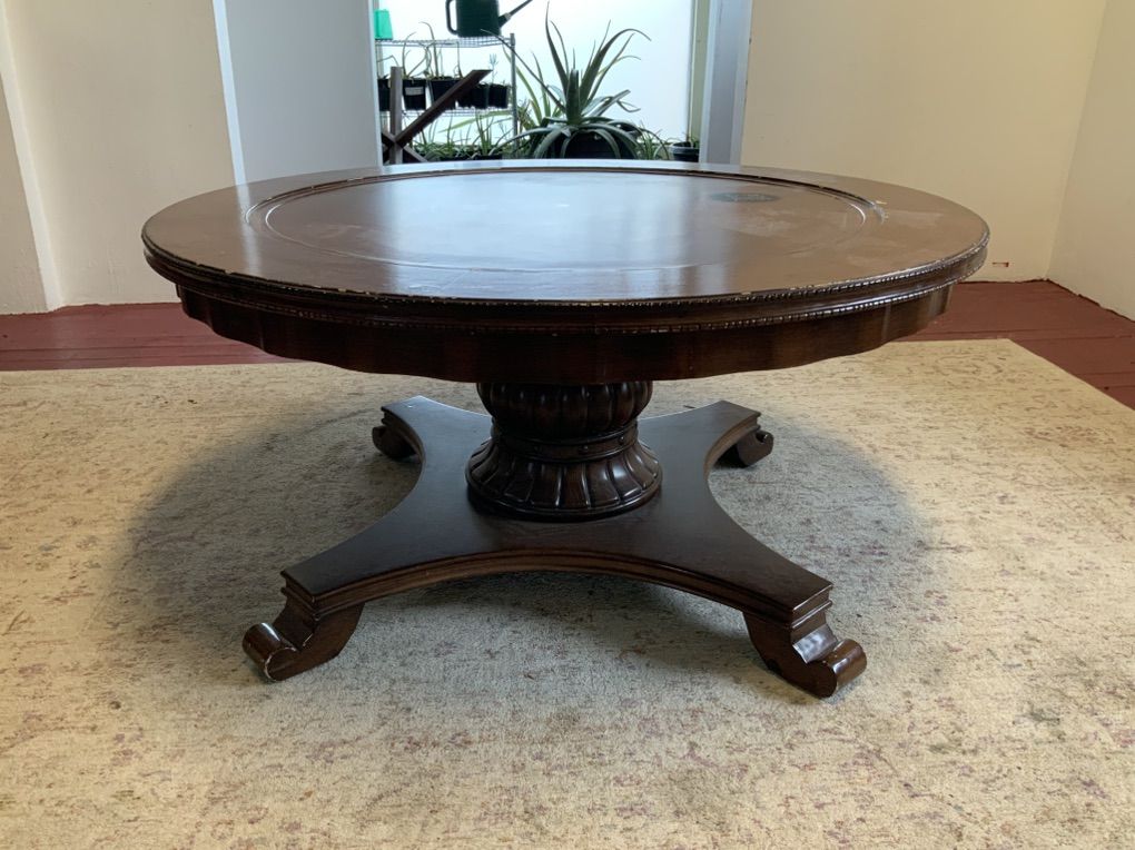 Round Pedestal Coffee Table W/ in-set glass