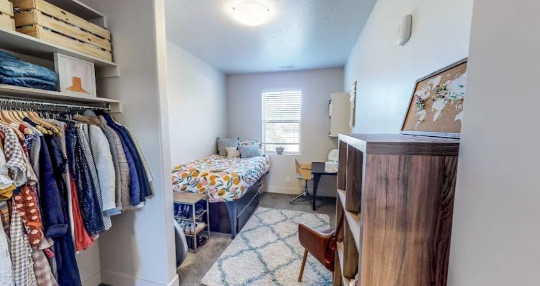 1 Private bedroom /w 1 private bathroom