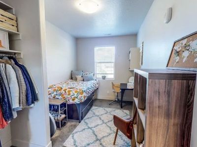 1 Private bedroom /w 1 private bathroom