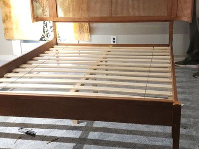 bed frame queen size
