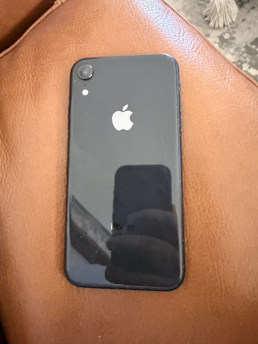 iPhone Xr - Black - 128 GB - Carrier Unlocked