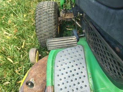 John Deere 100 Series 19.5 HP 42" Deck Riding Lawn Mower - Runs, Needs Deck Work