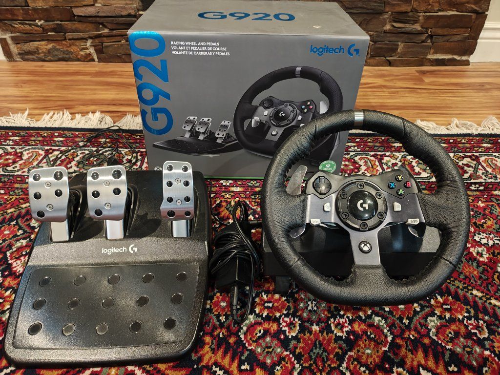Logitech G920 Racing Wheel + Pedals (Xbox / PC)