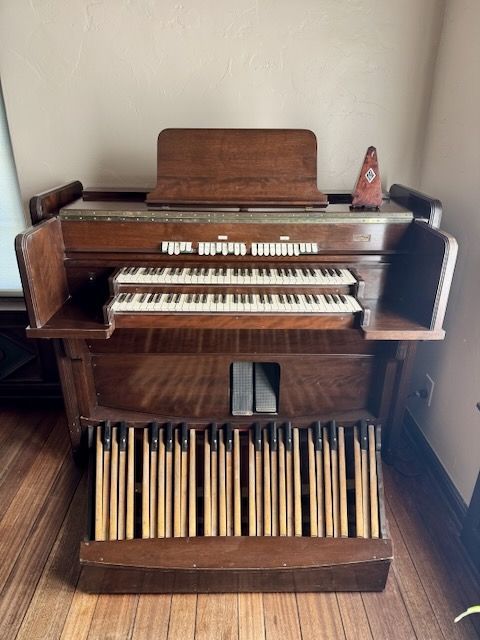 Vintage Estey Dual-Manual Organ with Bench – $100 (As-Is)