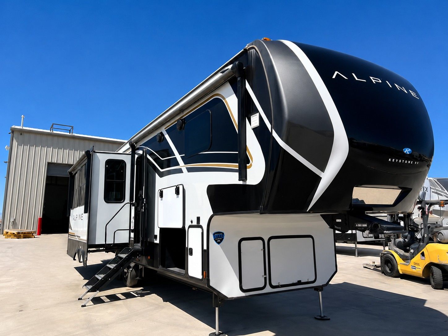 Like New 2024 Keystone Alpine 3011CK
