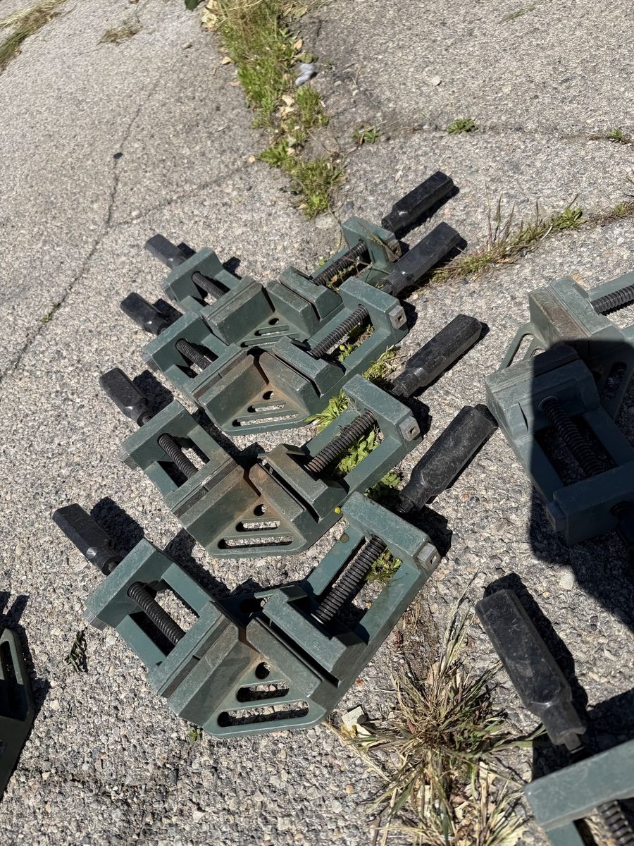 90° clamps. All 8