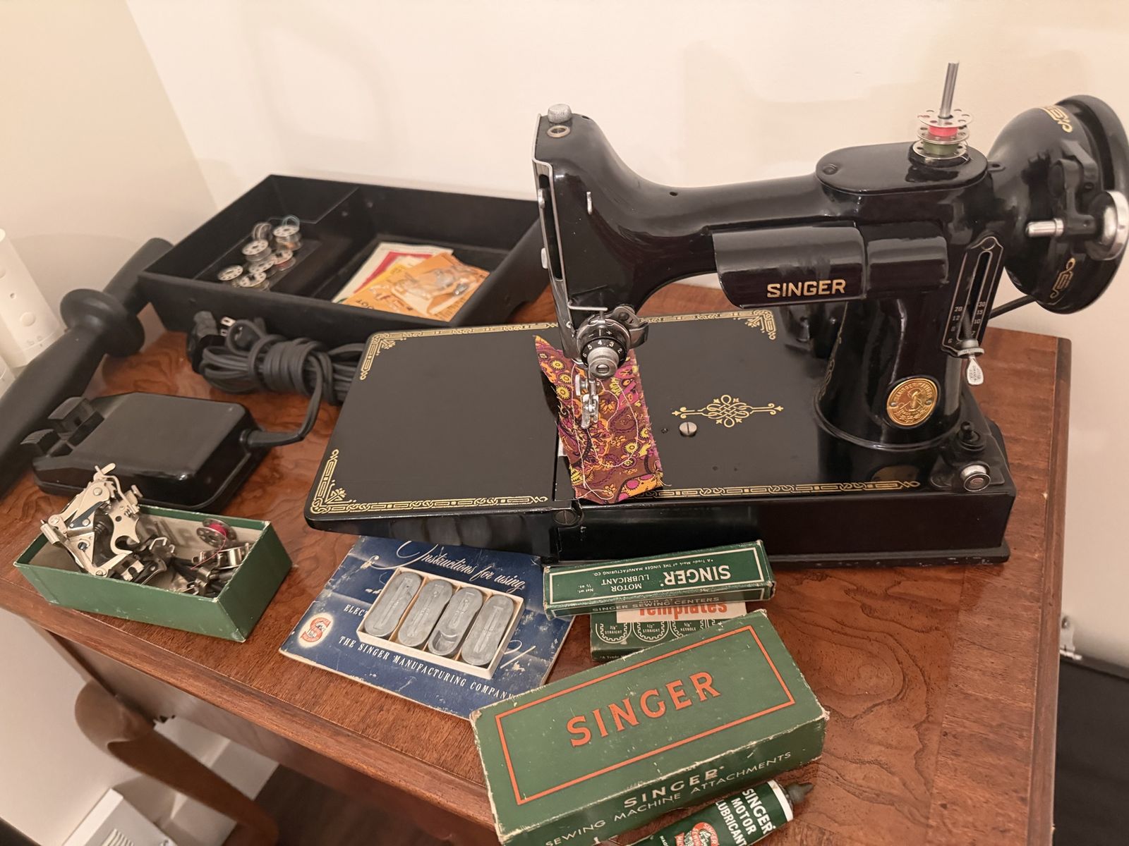 VINTAGE~ BLACK 221 SINGER FEATHERWEIGHT SEWING MACHINE W/ CASE
