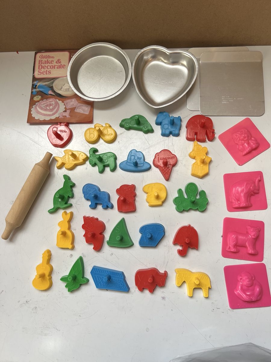 Vintage Wilton Bake And Decorate Set