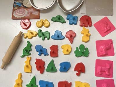 Vintage Wilton Bake And Decorate Set