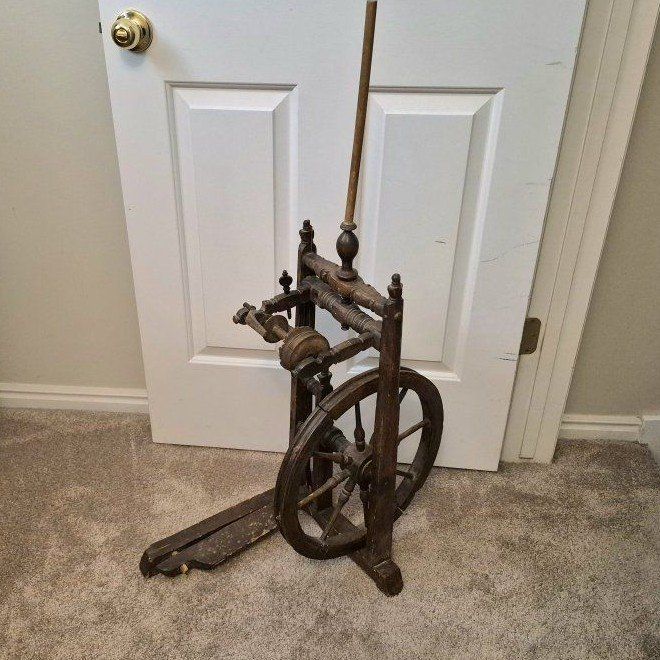 Spinning Wheel - Rustic Farmhouse Decor