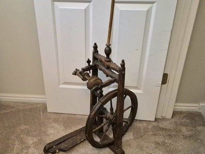 Spinning Wheel - Rustic Farmhouse Decor
