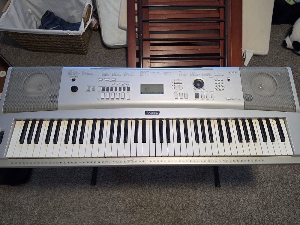 Yamaha poetable grand dgx-220