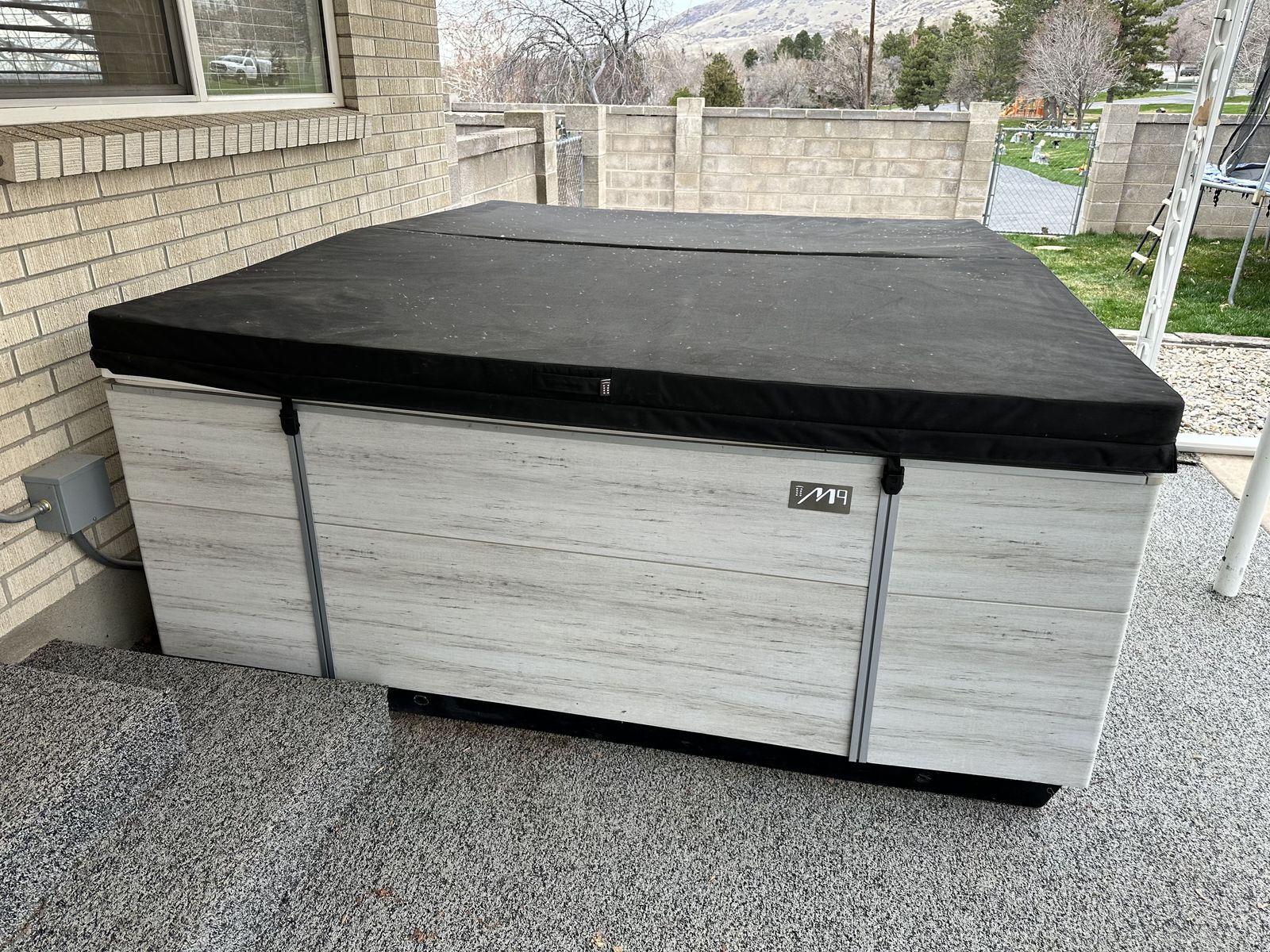 2021 Bullfrog M9 Hot Tub - Seats 8 - Excellent Condition