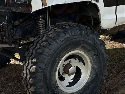 37x12.50r17 super swampers 5x5.5