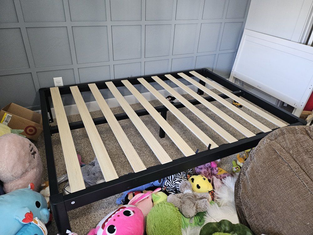 super sturdy platform Bed Frame - full Size, Black Steel, Wood Slats