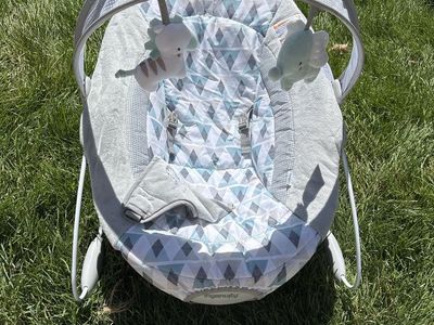 Ingenuity Baby Bouncer Seat with Toy Bar and Music/Vibration