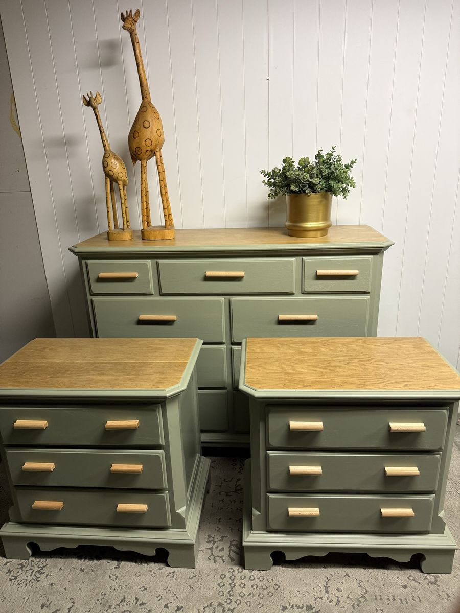 Thomasville Olive green dresser set