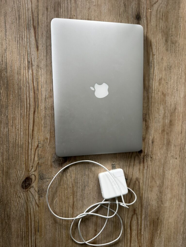 Macbook air 13 4GB raM 256GB SSD + CHARGER