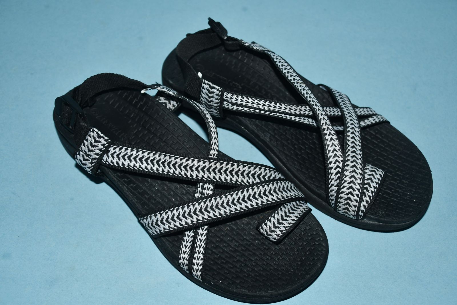 WOMEN'S AIRWALK SANDALS ~ BLACK & WHITE ~ SIZE 7 1/2 ~ ADJUSTABLE BACK STRAP ~ HEEL HEIGHT 1"