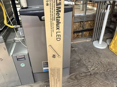 Eaton Metalux 4 ft. High Output Mini LED Striplight new in box