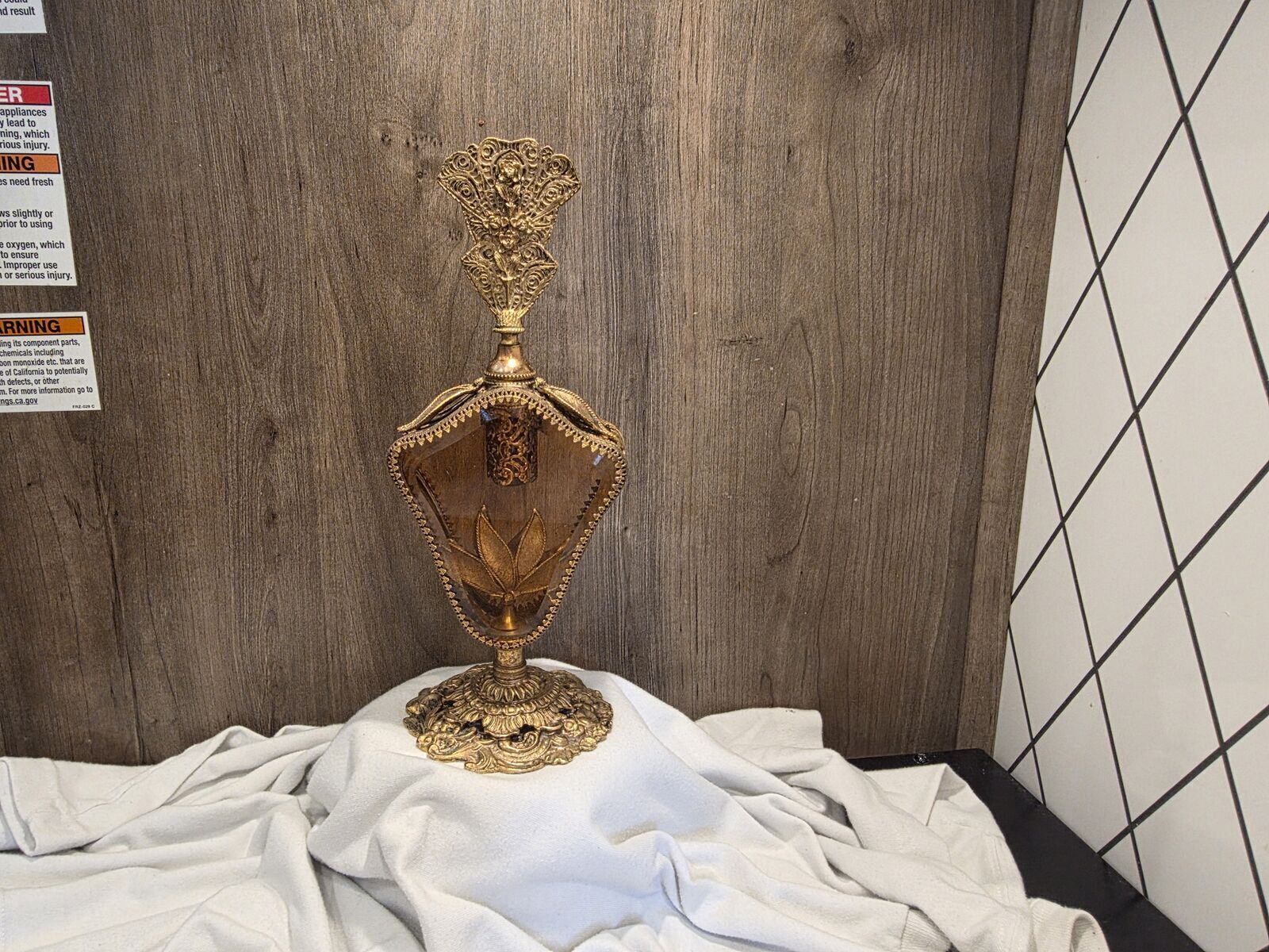 VINTAGE 1940'S GOLD FILIGRFEE AND GLASS PERFUME BOTTLE