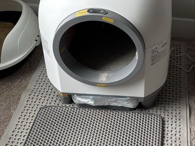 Warcat Automatic litter box and brand new bags
