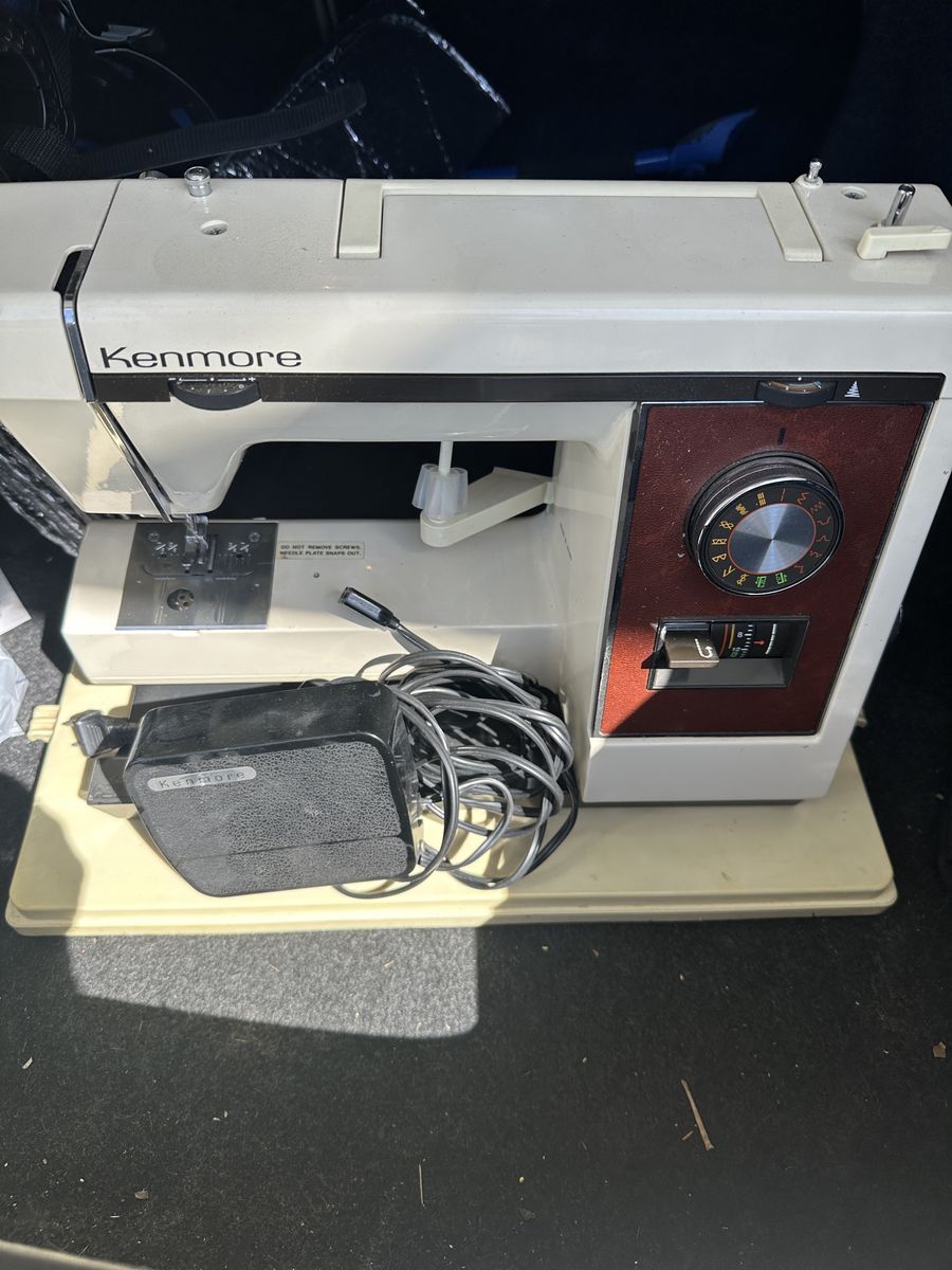 Kenmore sewing machine,working condition,original pedal and case included