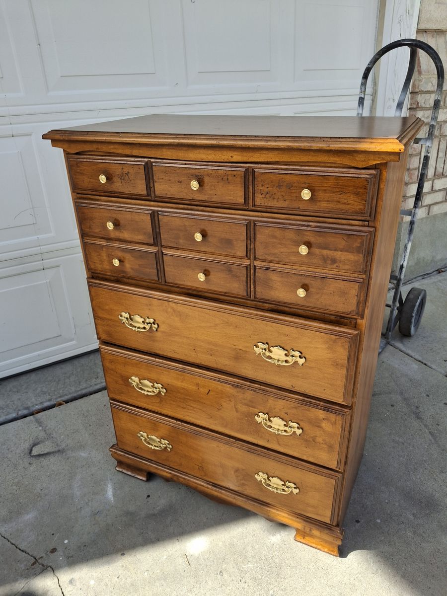 pine wood dresser/lily