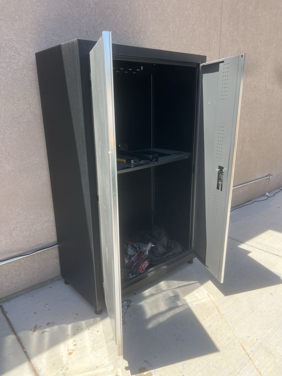 Metal cabinet