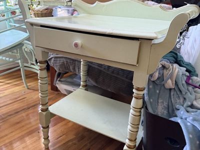 Vintage Light Green Spindle Leg Nightstand / Accent Table with Drawer