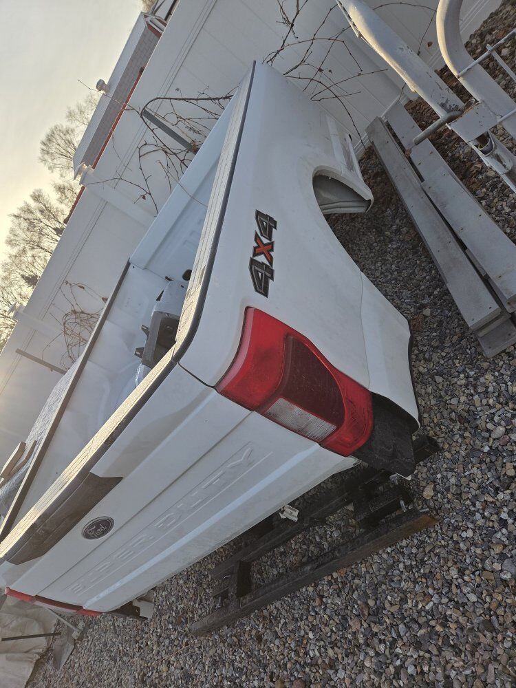 2022 ford superduty bed  8 ft,,  tailgate  bumper taillights  1000.00