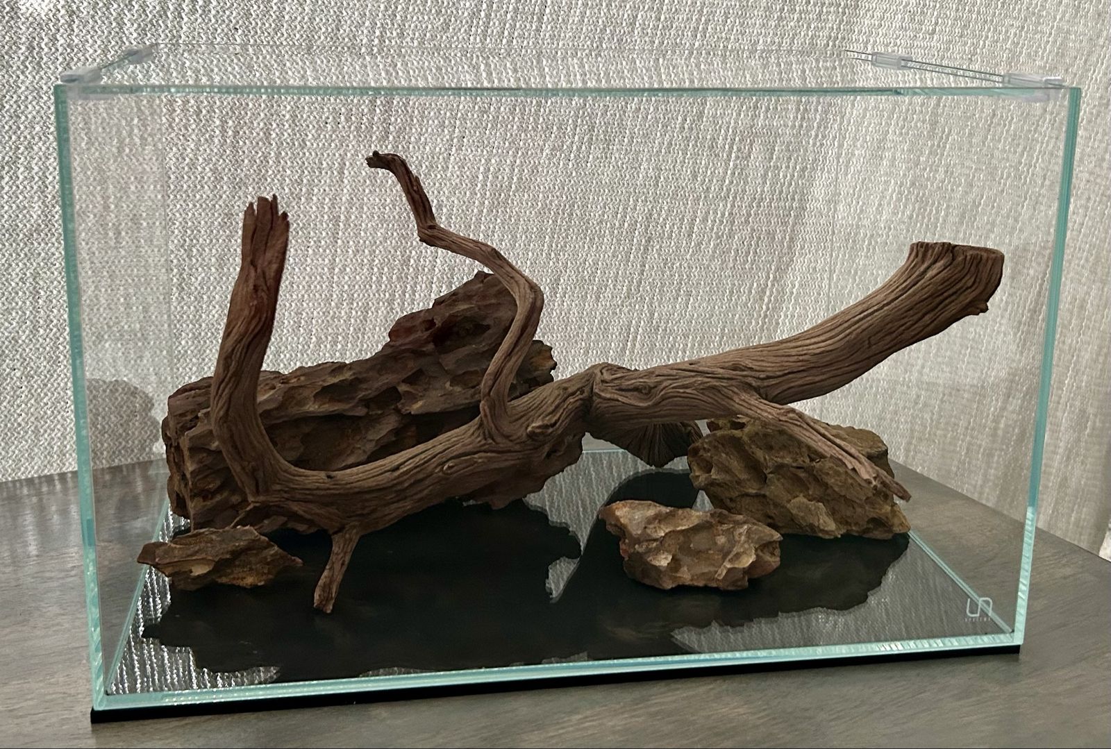 UNS 45U Rimless Aquarium Complete Setup – 9.3 Gallon – Like New