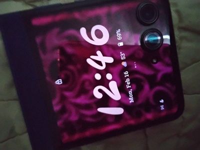 Motorola razr 2025 LOCKED TO METROPCS