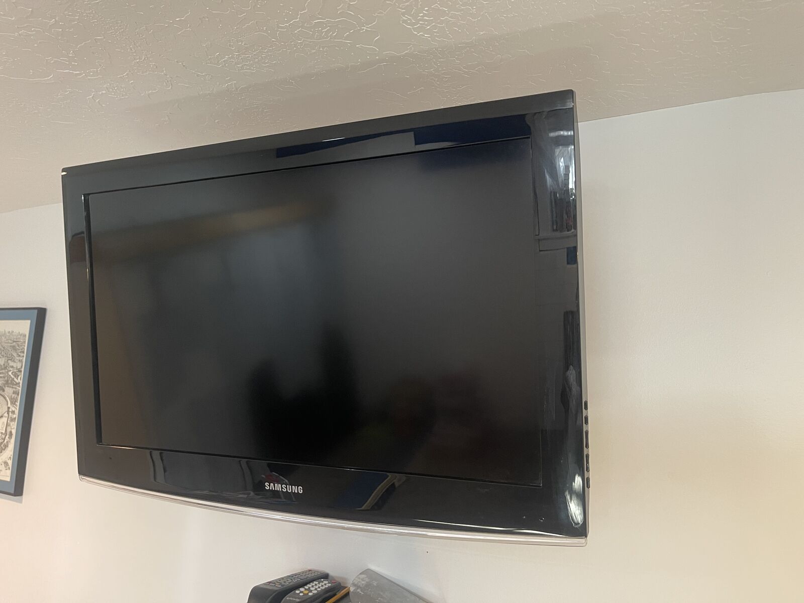 2009 32 TV With Wall mount Hardware