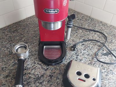 DeLonghi Dedica EC685.R Espresso Machine – Red – Excellent Condition